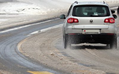 Előkészületek a téli vezetésre – hogyan vezess hóban és jégben